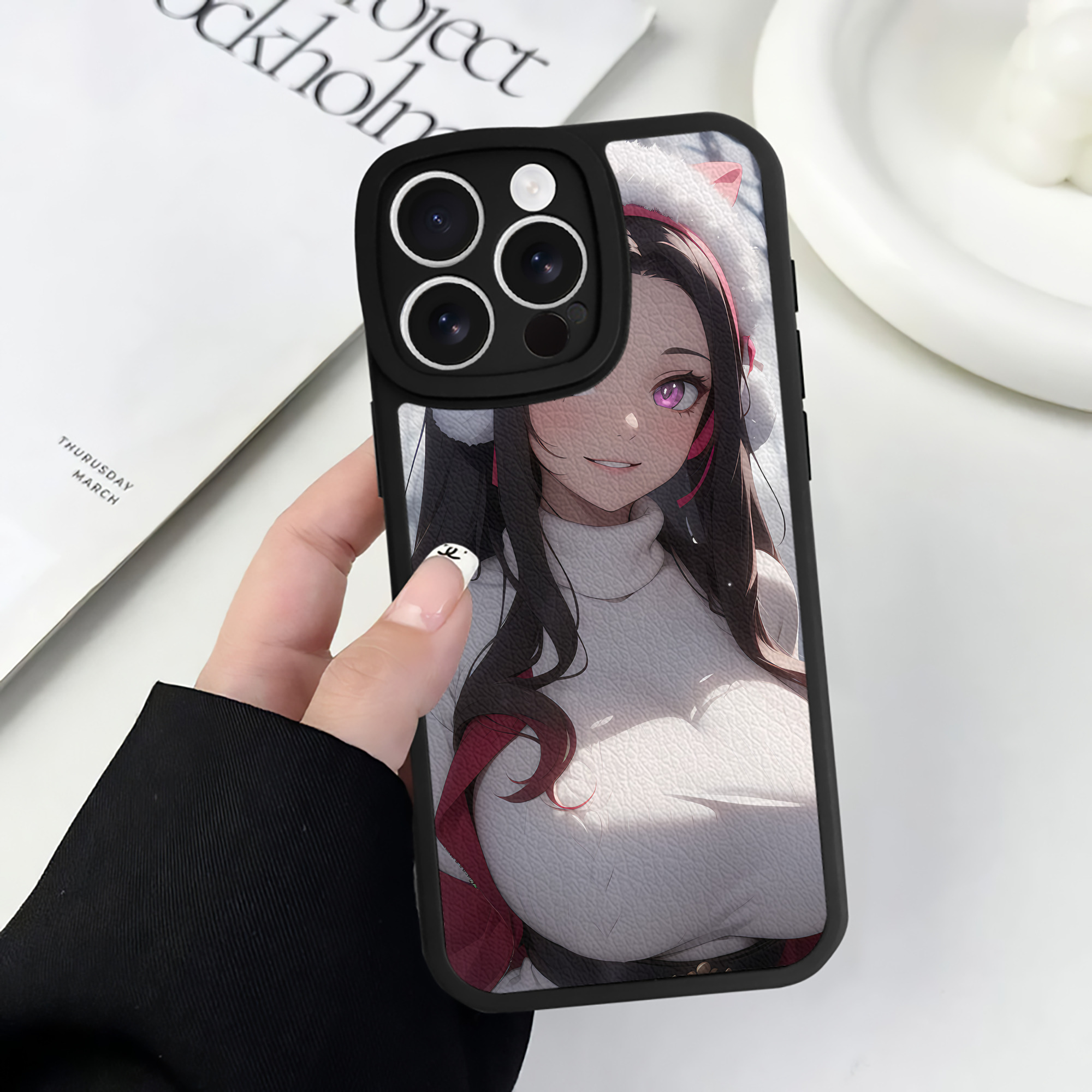 （画像用） 鬼滅の刃（きめつのやいば）竈門 禰󠄀豆子／かまど ねずこ Kamado Nezuko 【iPhone 16シリーズ対応】シリコンスマホケース（レザー調） 材質：シリコン